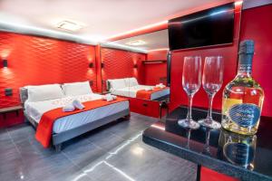 um quarto com duas camas e dois copos de vinho em Virtus Prestige - Rooms & Apartments em Roma