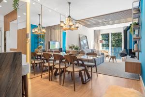 een eetkamer en een woonkamer met een tafel en stoelen bij Apartamento Bellagio 2 Suítes e Piscina by Achei in Canela