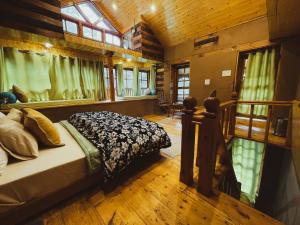 1 dormitorio con 1 cama en una cabaña de madera en The Lazy and Slow en Nagar