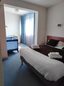 Postel nebo postele na pokoji v ubytování Hotel Au Val Doré