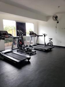 un gimnasio con 3 bicicletas estáticas en una habitación en Boca Del Mar, Torre l, Apto. 412, en Boca Chica