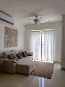 sala de estar con sofá y ventilador de techo en Boca Del Mar, Torre l, Apto. 412, en Boca Chica