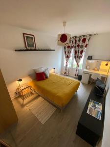 1 dormitorio con 1 cama amarilla grande en una habitación en Chambre chez l'habitant proche centre, en Brest