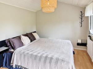 Katil atau katil-katil dalam bilik di Holiday home Klintehamn III