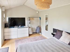 Holiday home Klintehamn III tesisinde bir odada yatak veya yataklar