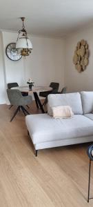 een woonkamer met een bank en een tafel bij COSY APPARTMENT 3 BEDSROOM in Antwerpen