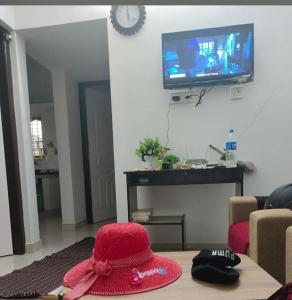 einen roten Hut auf einem Tisch im Wohnzimmer in der Unterkunft 7coloursholidays in Kanthalloor