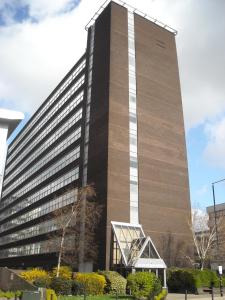 un grand bâtiment de bureau avec un ciel dans l'établissement 1 Bed Apartment near Old Trafford with free car park, à Manchester
