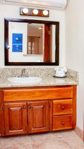 W łazience znajduje się umywalka i lustro. w obiekcie Mayan Princess Hotel w mieście San Pedro