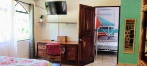سرير أو أسرّة في غرفة في Cool Vibes Beach Hostel