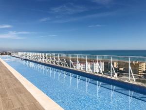 a swimming pool on the roof of a cruise ship at Global Properties, Moderno apartamento con piscina en la playa de Canet in Canet de Berenguer
