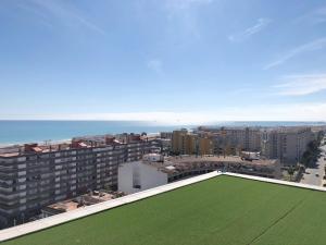 a green lawn on the roof of a building at Global Properties, Moderno apartamento con piscina en la playa de Canet in Canet de Berenguer