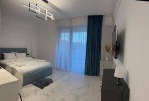 une chambre avec un lit et une télévision dans l'établissement Black Sea Booking, à Mamaia