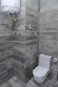 a bathroom with a toilet and a shower at Appartement Waves au Bord de mer in Cotonou