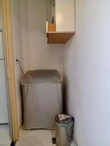 a trash can in a corner of a room at Apartamento para Temporada, sem vaga de garagem! in Belo Horizonte