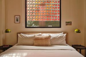 圣胡安VERDE by DW的一间卧室,上方有一张画作