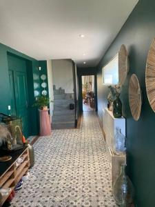 Zimmer mit einem Flur mit grünen Wänden in der Unterkunft Maison individuelle - Cucq in Merlimont