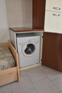 eine Waschmaschine und einen Trockner in einer Ecke einer Küche in der Unterkunft Appartamento Amapola - Bilocale in zona mare con clima e posto auto in Marina di Campo
