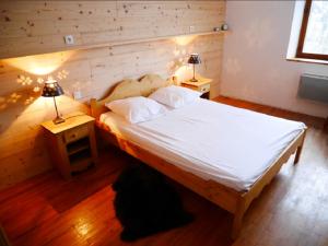 1 dormitorio con 1 cama y 2 lámparas en 2 mesas en Chalet de Pampo, en Vaujany