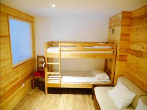 a room with two bunk beds in a cabin at Chalet de Pampo in Vaujany