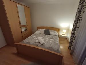 una piccola camera con letto e specchio di Domek u Kwiatków a Krościenko