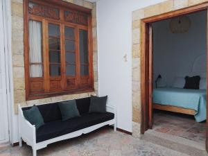 uma sala de estar com um sofá e uma janela em Casita de Piedra em Bogotá