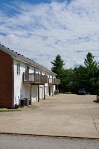 un edificio con un estacionamiento delante de él en Cloud's Bnb - The Signature Suite, for cooks. en Elizabethtown