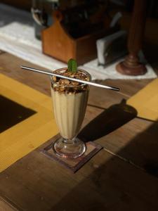 una bebida con una guarnición de menta en un vaso sobre una mesa en The Lazy and Slow en Nagar