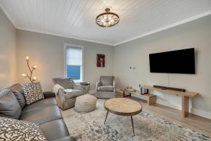 TV a/nebo společenská místnost v ubytování Cherry Pie Abode