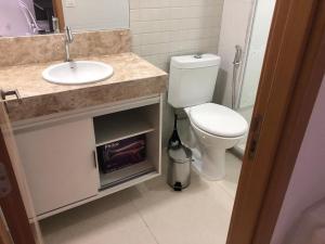 W łazience znajduje się umywalka, toaleta i umywalka. w obiekcie Bela Hospedagem - EcoSummer Cobertura em Tambaú w mieście João Pessoa