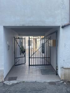 una entrada a un edificio con puerta de hierro en Casa Pompei, en Vigevano