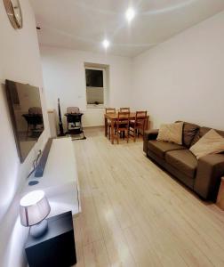 ein Wohnzimmer mit einem Sofa und einem Tisch in der Unterkunft Apartamenty Centrum Zabrze Super Mario in Zabrze