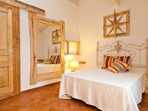 ポルト・サン・パーオロにあるSmart Appart Sweet Country House Sardiniaの白いベッドと鏡のある寝室