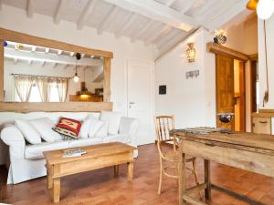a living room with a white couch and a table at Smart Appart Sweet Sardinia in Murta Maria