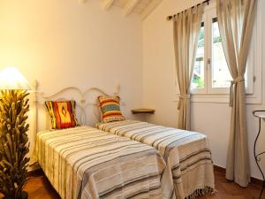 two beds sitting next to each other in a bedroom at Smart Appart Sweet Sardinia in Murta Maria