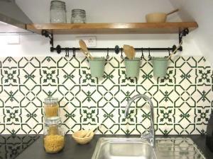 リスボンにあるLisbon Sant'Anna Apartmentsのタイル張りの壁に台所用品付き洗面台 +59枚の写真