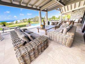 Khu vực ghế ngồi tại Villa Indigo Pearl, luxury, Orient Bay seaview