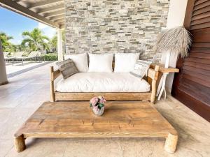 Khu vực ghế ngồi tại Villa Indigo Pearl, luxury, Orient Bay seaview