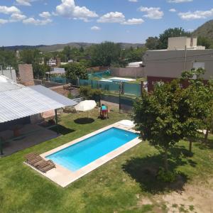 una vista aérea de una piscina en un patio en Cabañas en Koslay en Juana Koslay 