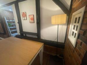 um quarto com uma mesa e um candeeiro em Casa Enxaimel 02 em Pomerode em Pomerode