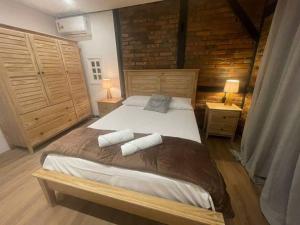 um quarto com uma cama grande com duas toalhas em Casa Enxaimel 02 em Pomerode em Pomerode