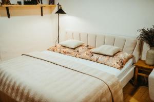 Posteľ alebo postele v izbe v ubytovaní Apartmán v Jungovom dome - v centre Štiavnice