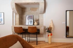 a living room with a table and two chairs at Ando Living - Flores Townhouse in Porto