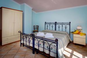 een slaapkamer met een bed met een zwart bedframe bij BB Sa Mangaliana in Villagrande Strisaili