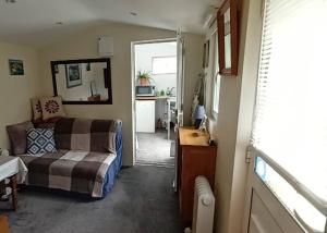 ein Wohnzimmer mit einem Sofa und einem Bett in einem Zimmer in der Unterkunft Private Suite in Oxfordshire, A40 in Witney