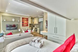 een kamer met een bed en een woonkamer bij Fairmile on Main in Kaapstad