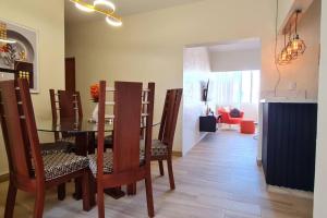 a dining room with a dining table and chairs at Apartament central frente al mar in San Felipe de Puerto Plata