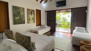 1 dormitorio con cama, sofá y TV en Hotel Acantilado de La Tierra, en San Andrés