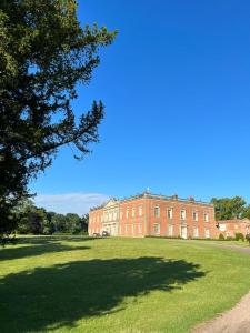 En have udenfor Modern 3 Bedroom Bungalow with Style & Comfort in Leicestershire