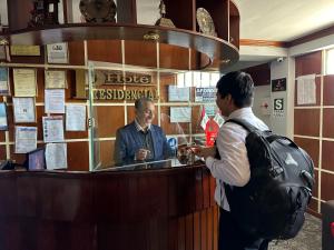 Hotel Presidencial في تشيكلايو: رجل واقف عند البار يتكلم مع الزبون